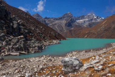 Gökyo Gölü 'nün muhteşem mavi suyuyla manzarası, Nepal