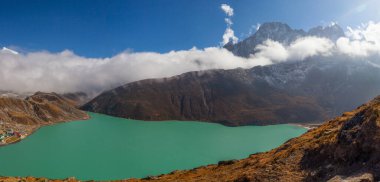 Gökyo Gölü 'nün muhteşem mavi suyuyla manzarası, Nepal
