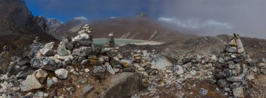 Gökyo Gölü 'nün muhteşem mavi suyuyla manzarası, Nepal