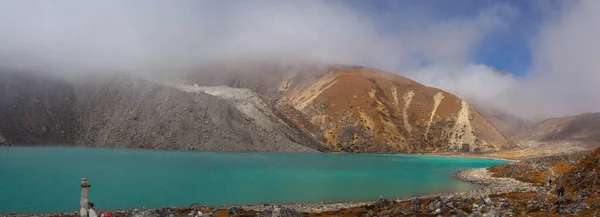 尼泊尔 与高丽湖的风景与令人惊奇的蓝色水 — 图库照片