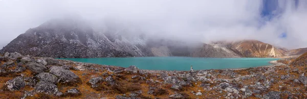 Пейзаж Озером Gokyo Удивительной Голубой Водой Непал — стоковое фото