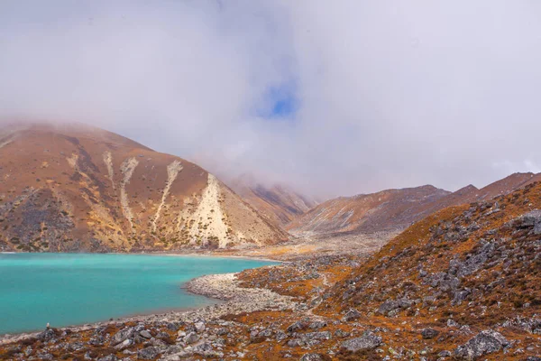 Krajobraz Jeziorem Gokyo Niesamowitą Błękitną Wodą Nepal — Zdjęcie stockowe