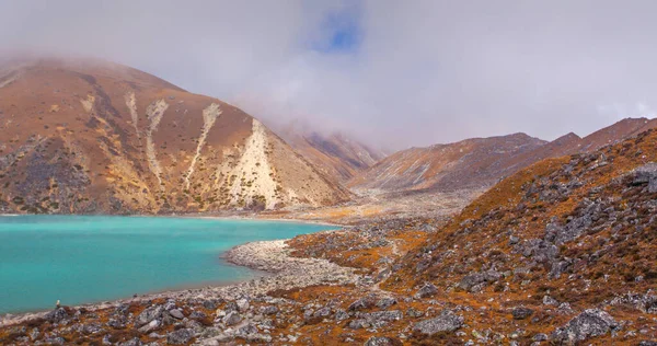 Krajobraz Jeziorem Gokyo Niesamowitą Błękitną Wodą Nepal — Zdjęcie stockowe