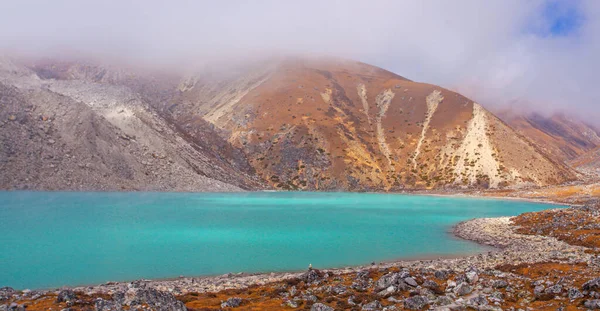 Krajobraz Jeziorem Gokyo Niesamowitą Błękitną Wodą Nepal — Zdjęcie stockowe