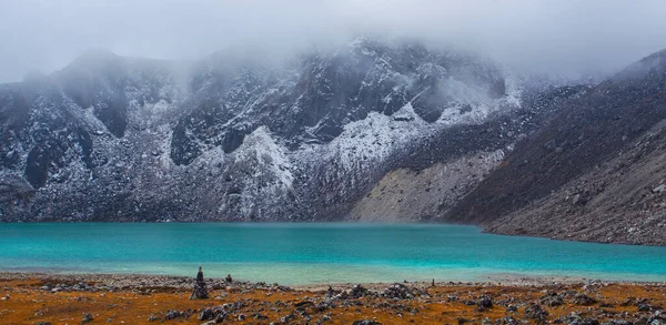 尼泊尔 与高丽湖的风景与令人惊奇的蓝色水 — 图库照片