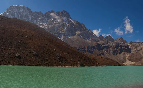 Пейзаж Озером Gokyo Удивительной Голубой Водой Непал — стоковое фото