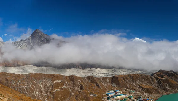 Paysage Avec Lac Gokyo Avec Une Eau Bleue Incroyable Népal — Photo