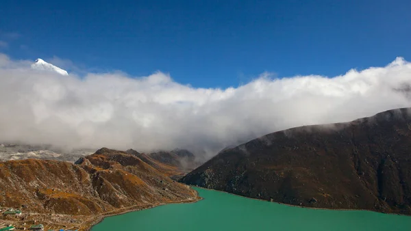 Gökyo Gölü Nün Muhteşem Mavi Suyuyla Manzarası Nepal — Stok fotoğraf