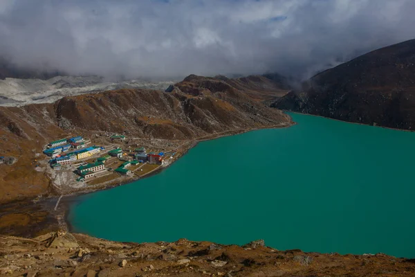 Krajobraz Jeziorem Gokyo Niesamowitą Błękitną Wodą Nepal — Zdjęcie stockowe