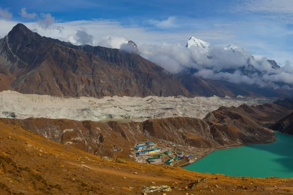 Paysage Avec Lac Gokyo Avec Une Eau Bleue Incroyable Népal — Photo