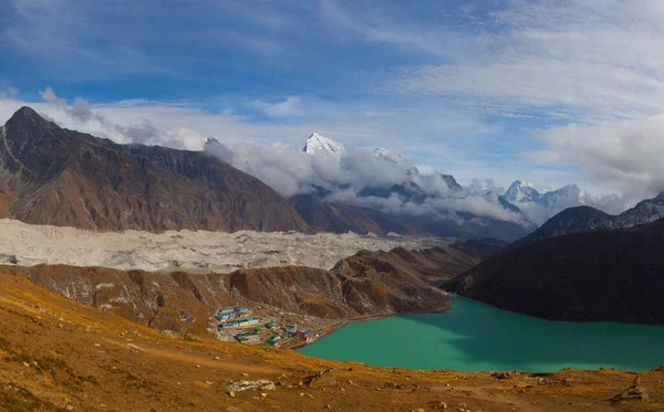 Пейзаж Озером Gokyo Удивительной Голубой Водой Непал — стоковое фото