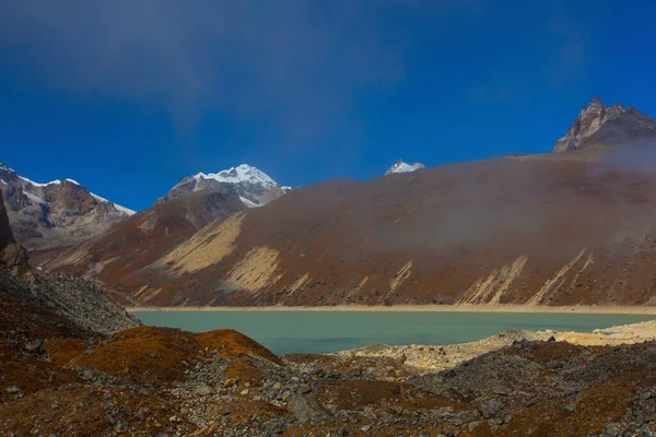 Krajina Jezerem Gokyo Úžasnou Modrou Vodou Nepál — Stock fotografie