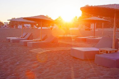 Perissa sahilindeki şemsiyeler, gün batımı zamanı, Yunanistan