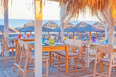 Yunanistan 'ın Santorini adasındaki Perissa plajı yakınlarındaki masalar