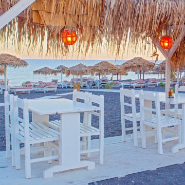 Yunanistan 'ın Santorini adasındaki Perissa plajı yakınlarındaki masalar