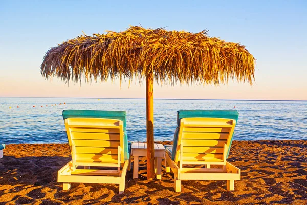 Paraplu Het Strand Perissa Zonsondergang Tijd Griekenland — Stockfoto