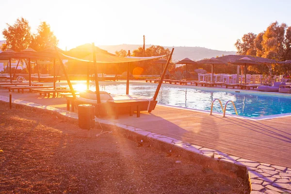 Πισίνα Στο Καφέ Ηλιοβασίλεμα Στην Περίσσα Ελλάδα — Φωτογραφία Αρχείου
