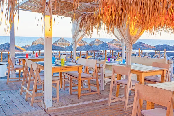 Yunanistan Santorini Adasındaki Perissa Plajı Yakınlarındaki Masalar — Stok fotoğraf