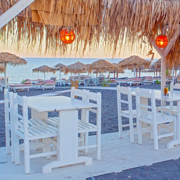 Tafels Buurt Van Het Perissa Strand Cafe Santorini Eiland Griekenland — Stockfoto