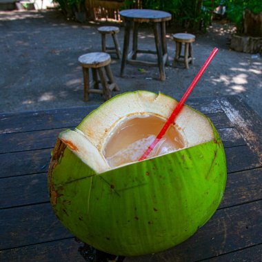 Endonezya 'daki kafede taze hindistan cevizi içmeye hazır.