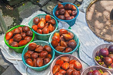 Endonezya pazarında taze meyve satışı