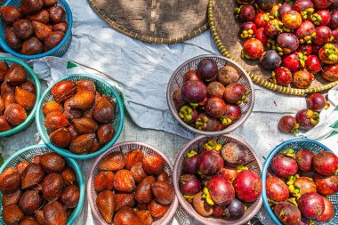 Endonezya pazarında taze meyve satışı