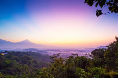 Borobudur çevresindeki dağlarda ve tepelerde gün doğumu manzarası