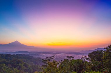 Borobudur çevresindeki dağlarda ve tepelerde gün doğumu manzarası