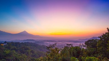Borobudur çevresindeki dağlarda ve tepelerde gün doğumu manzarası