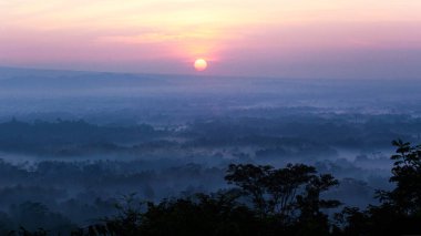Borobudur çevresindeki dağlarda ve tepelerde gün doğumu manzarası