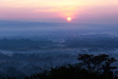 Borobudur çevresindeki dağlarda ve tepelerde gün doğumu manzarası