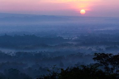 Borobudur çevresindeki dağlarda ve tepelerde gün doğumu manzarası