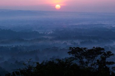 Borobudur çevresindeki dağlarda ve tepelerde gün doğumu manzarası