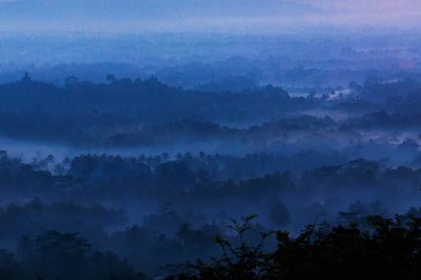 Borobudur çevresindeki dağlarda ve tepelerde gün doğumu manzarası
