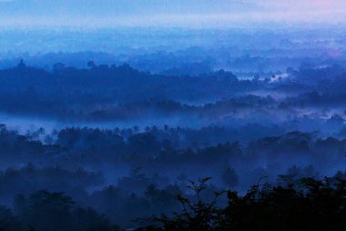 Borobudur çevresindeki dağlarda ve tepelerde gün doğumu manzarası