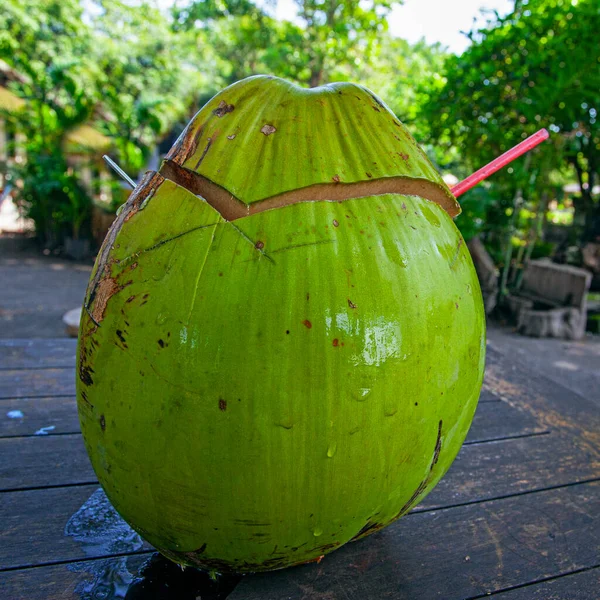 Świeże Kokosy Gotowe Picia Kawiarni Indonezji — Zdjęcie stockowe