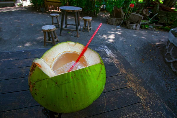 印尼的咖啡店准备好了新鲜椰子 — 图库照片