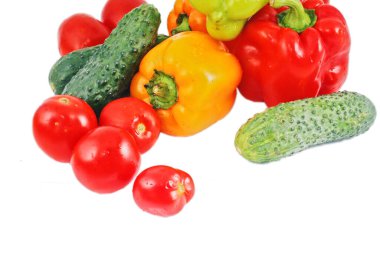 Taze taze sebzeler: kırmızı biber, domates ve salatalık.