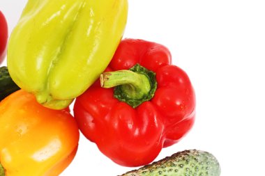 Taze taze sebzeler: kırmızı biber, domates ve salatalık.