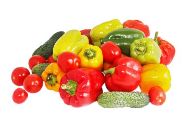 Taze taze sebzeler: kırmızı biber, domates ve salatalık.