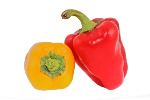 在白色背景上分离的红黄相间的辣椒 — 图库照片