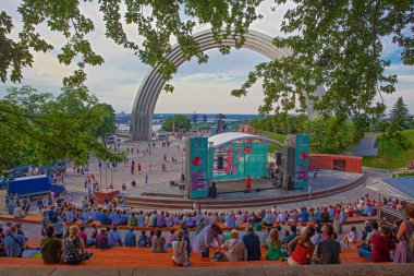Kyiv, Ukrayna - 20 Nisan 2019: Halkın Dostluk Kemeri 'nin panoramik görünümü ve yakınındaki konser