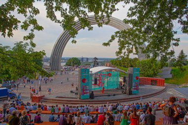 Kyiv, Ukrayna - 20 Nisan 2019: Halkın Dostluk Kemeri 'nin panoramik görünümü ve yakınındaki konser