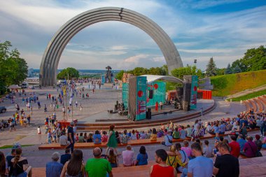 Kyiv, Ukrayna - 20 Nisan 2019: Halkın Dostluk Kemeri 'nin panoramik görünümü ve yakınındaki konser