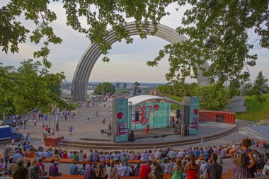 Kyiv, Ukrayna - 20 Nisan 2019: Halkın Dostluk Kemeri 'nin panoramik görünümü ve yakınındaki konser