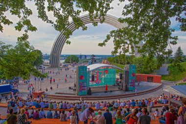 Kyiv, Ukrayna - 20 Nisan 2019: Halkın Dostluk Kemeri 'nin panoramik görünümü ve yakınındaki konser