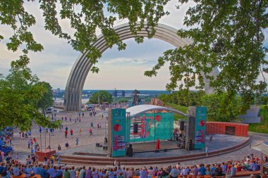 Kyiv, Ukrayna - 20 Nisan 2019: Halkın Dostluk Kemeri 'nin panoramik görünümü ve yakınındaki konser