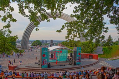 Kyiv, Ukrayna - 20 Nisan 2019: Halkın Dostluk Kemeri 'nin panoramik görünümü ve yakınındaki konser