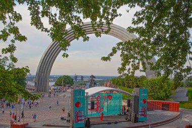 Kyiv, Ukrayna - 20 Nisan 2019: Halkın Dostluk Kemeri 'nin panoramik görünümü ve yakınındaki konser