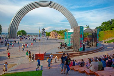 Kyiv, Ukrayna - 20 Nisan 2019: Halkın Dostluk Kemeri 'nin panoramik görünümü ve yakınındaki konser